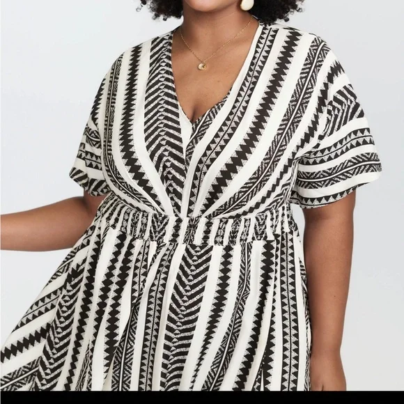 Elegant Black and White Patterned Dress - Picture 5 of 5